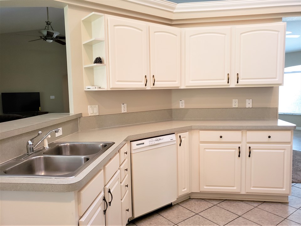 kitchen with eat-at bar