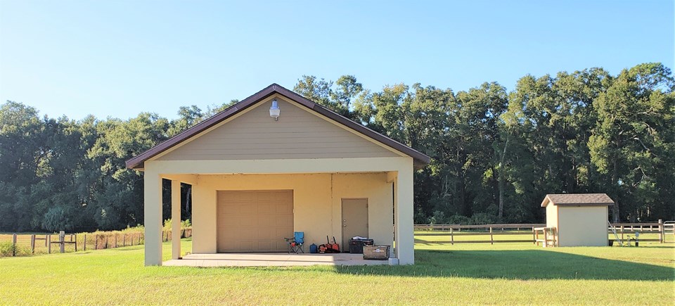 detached garage (1100 sf under roof)