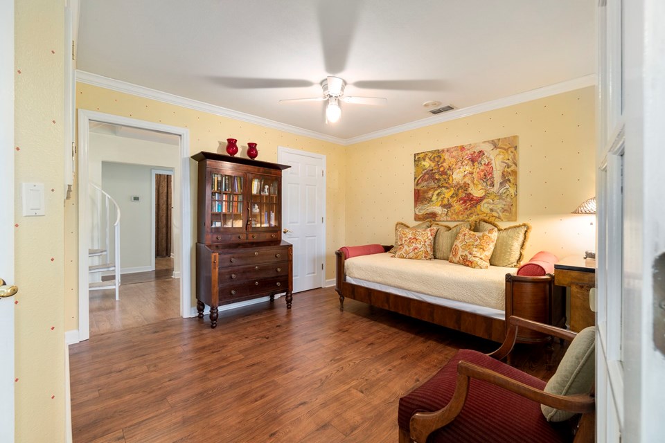 crown molding & pergo flooring
