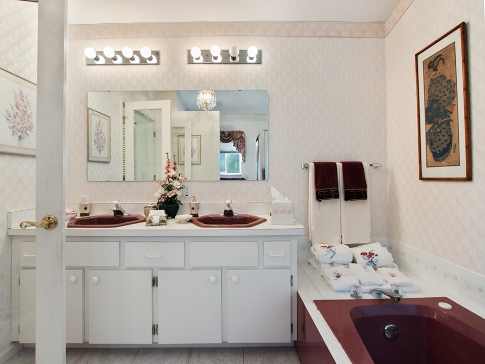 ensuite bath with dual vanities and garden tub