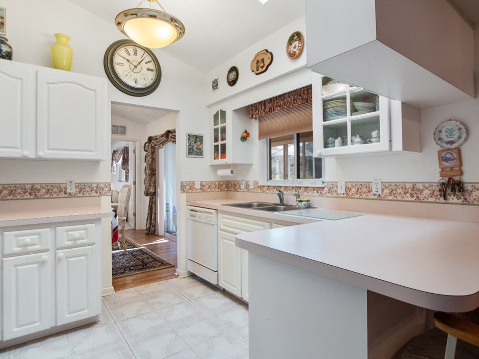 light & bright kitchen with breakfast bar